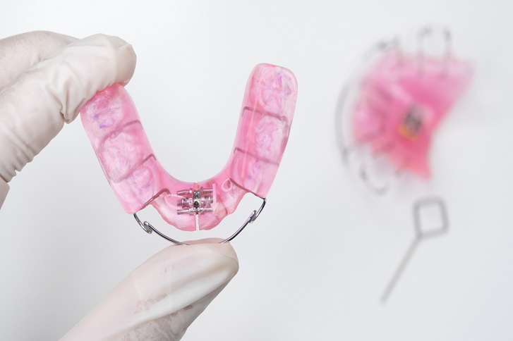 różowy ruchomy aparat ortodontyczny